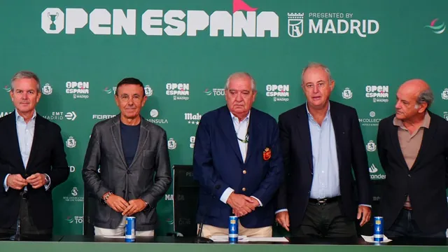 Ilustración de un green de golf con una calculadora y una bandera sobre un campo al atardecer
