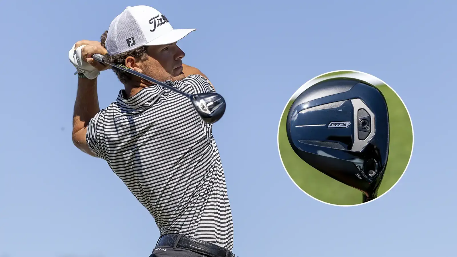 Ilustración de una bolsa de golf con madera, hierros y putter sobre el green de un campo japonés