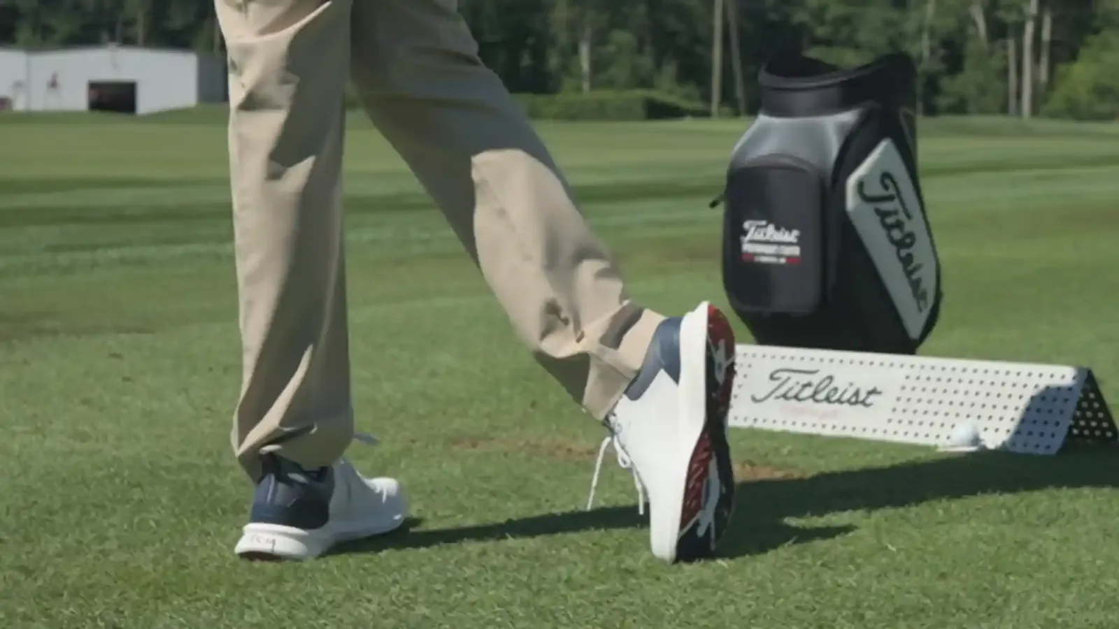 Tus zapatos de golf pueden robarte velocidad mientras sueñas con un driver nuevo