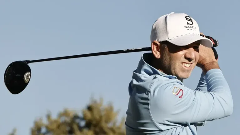 Ilustración de un golfista con bolsa de palos ante dos caminos que se bifurcan en un campo de golf