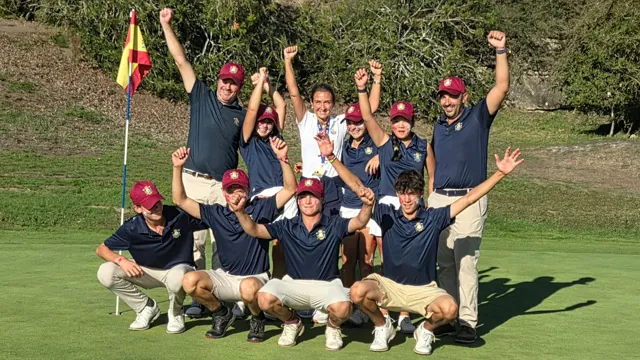Ilustración de un campo de golf con la bandera en el green al fondo y un trofeo de equipo en primer plano