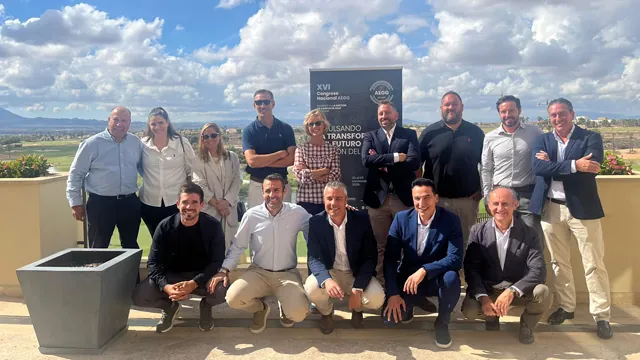 Ilustración de un campo de golf en la Región de Murcia con una sala de congresos al fondo y un buggy en el camino