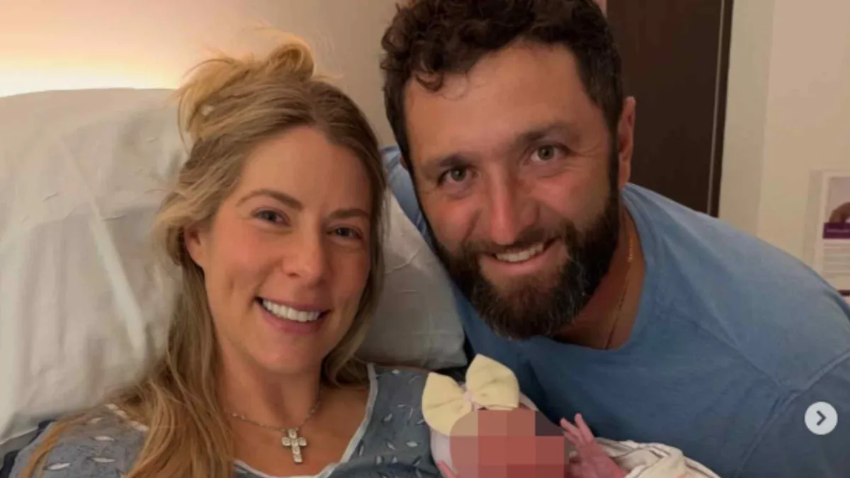 Ilustración de un golfista de espaldas en un green al atardecer, con un carro de palos y una pequeña cuna de bebé a su lado