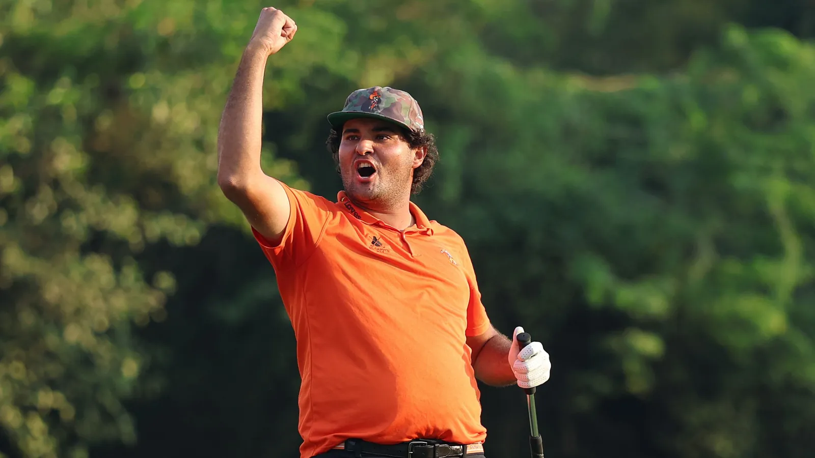 Ilustración de un golfista celebrando una victoria en un green con un trofeo al fondo
