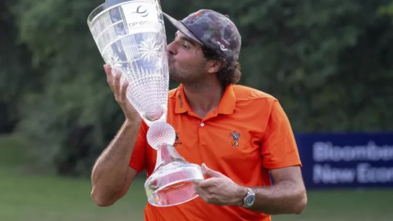 Ilustración de un golfista levantando un trofeo de cristal al amanecer en un campo de golf