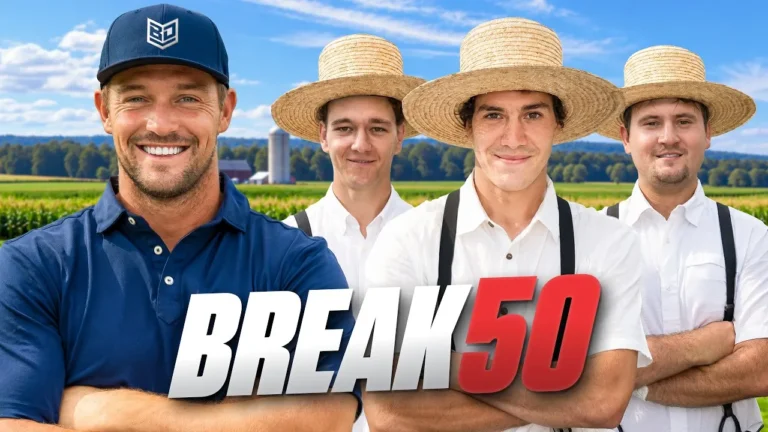 Hombre sonriente con gorra y polo azul, junto a tres hombres con sombreros de paja y tirantes, en un campo de maíz.