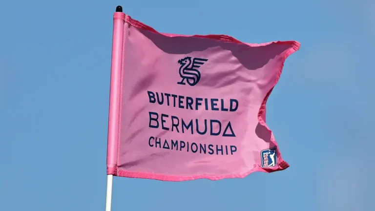 Bandera rosa de golf ondeando contra un cielo azul, con el logo del Butterfield Bermuda Championship del PGA Tour