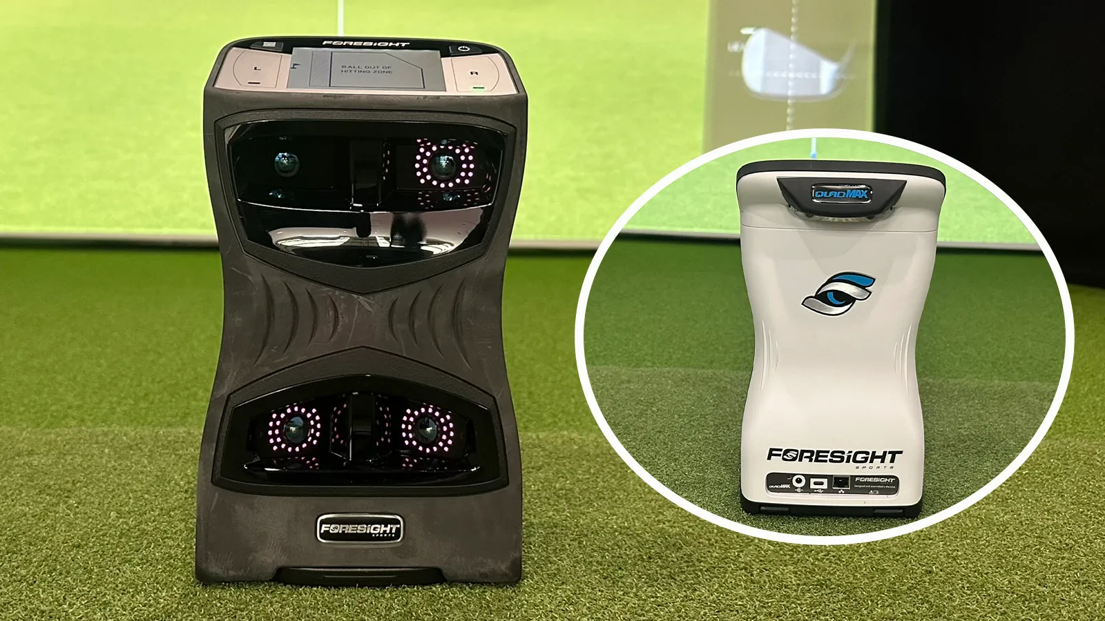 Dos monitores Foresight QuadMax sobre césped sintético en un simulador de golf: uno negro y otro blanco
