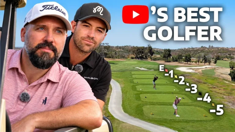 Dos hombres en un carrito de golf mirando un campo con un golfista en plena oscilación y un gráfico de puntuación