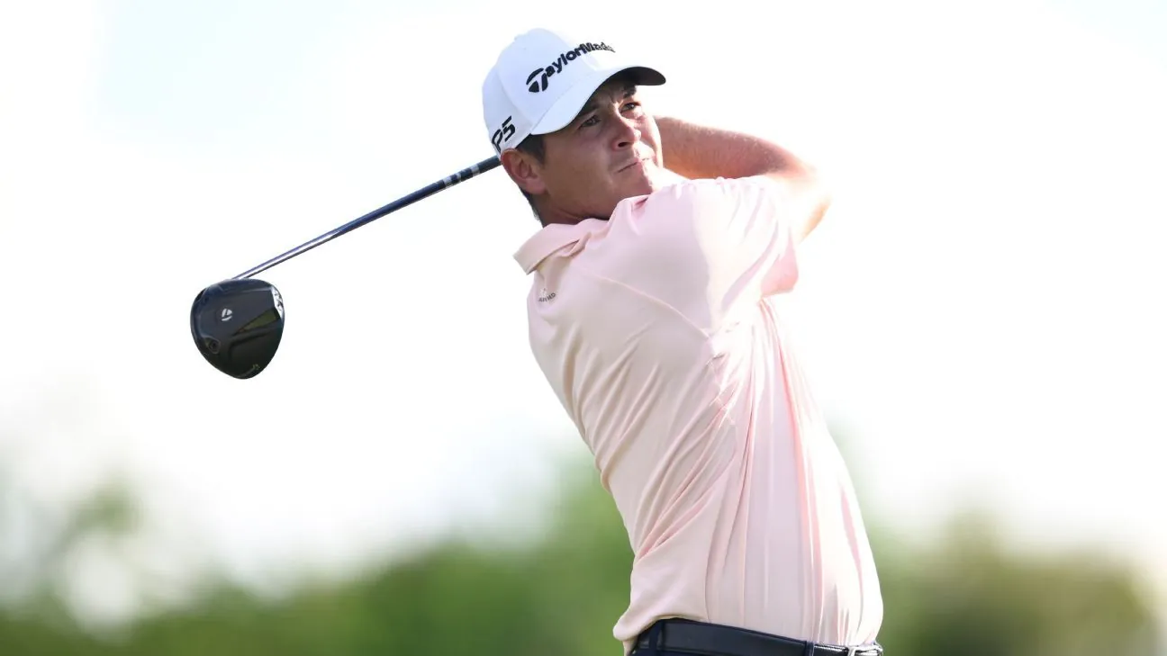 Vilips golpeando con el driver en un campo de golf, con polo rosa y gorra blanca de TaylorMade