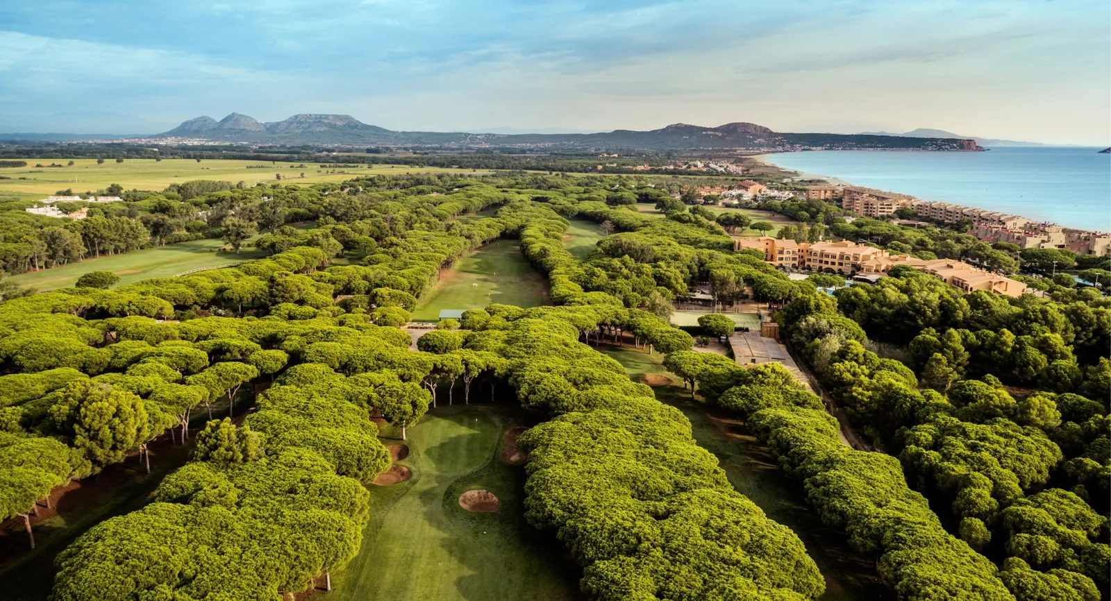 Calle estrecha entre pinos en un campo de golf junto al mar de la Costa Brava