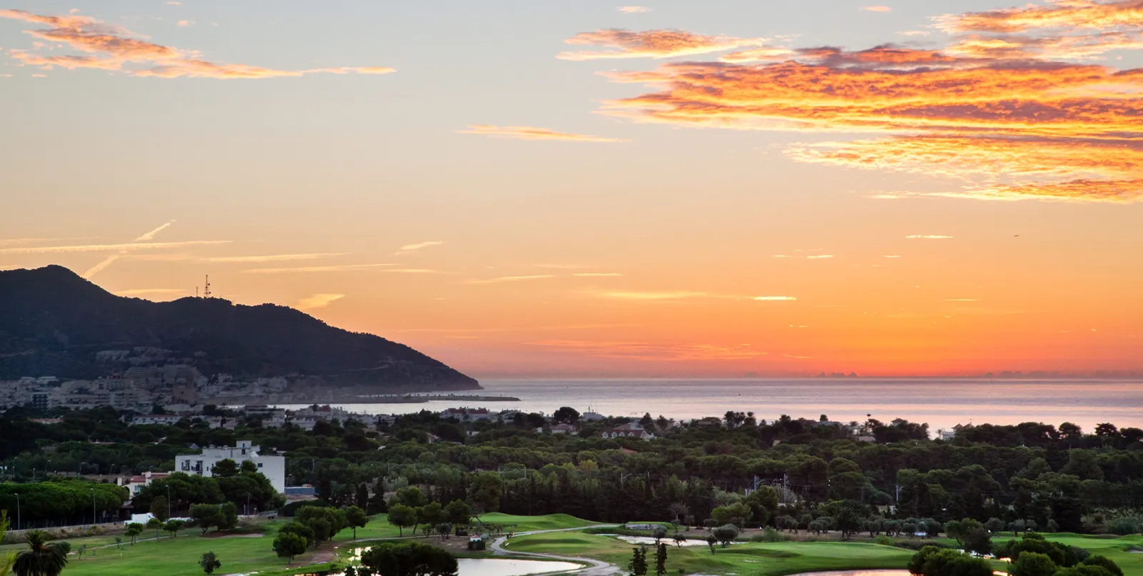 Vista de un campo de golf mediterráneo con calles verdes cerca del mar, ilustración sin personas