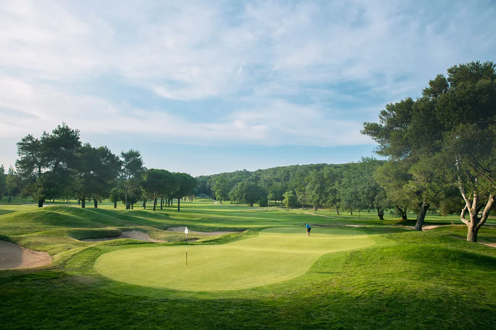 Vista del campo del Club de Golf Vallromanes con su arbolado y la casa club Torre Tavernera al fondo