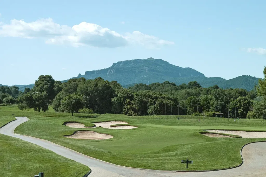 Vista del recorrido del Real Club de Golf El Prat en Terrassa, con calles, greens y el entorno natural de Bonvilar